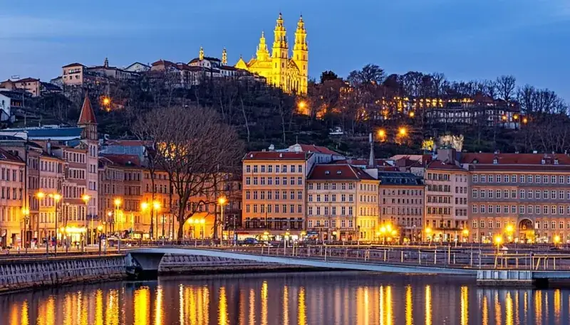 Abonnement IPTV Lyon : la basilique de Fourvière et les pentes de la Croix-Rousse