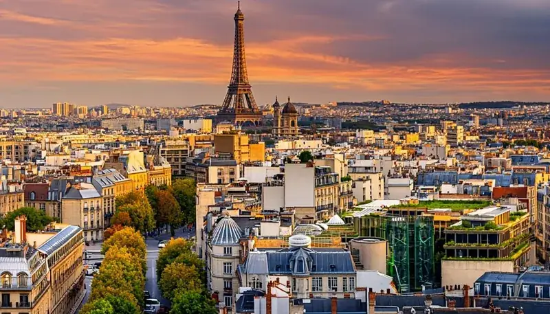 Abonnement IPTV Paris : la Tour Eiffel et les quais de Seine